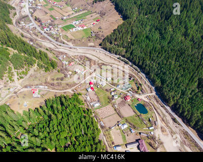 Luftaufnahme von Wald und Dorf im Hinterland von Petru Voda, Rumänien Stockfoto