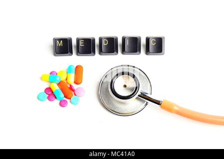 Stethoskop, Tabletten pillen Kapsel mit Wort der öffentlichen Gesundheit Konzept auf hölzernen Hintergrund isoliert Stockfoto