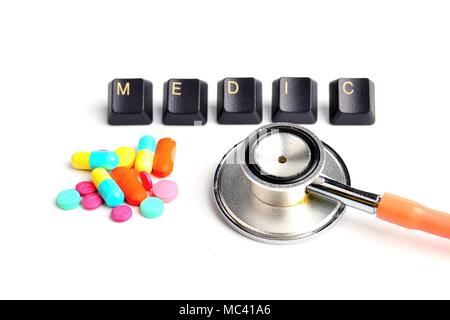 Stethoskop, Tabletten pillen Kapsel mit Wort der öffentlichen Gesundheit Konzept auf hölzernen Hintergrund isoliert Stockfoto