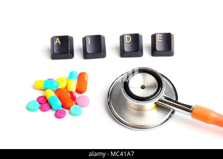 Stethoskop, Tabletten pillen Kapsel mit Wort der öffentlichen Gesundheit Konzept auf hölzernen Hintergrund isoliert Stockfoto