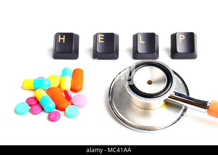 Stethoskop, Tabletten pillen Kapsel mit Wort der öffentlichen Gesundheit Konzept auf hölzernen Hintergrund isoliert Stockfoto