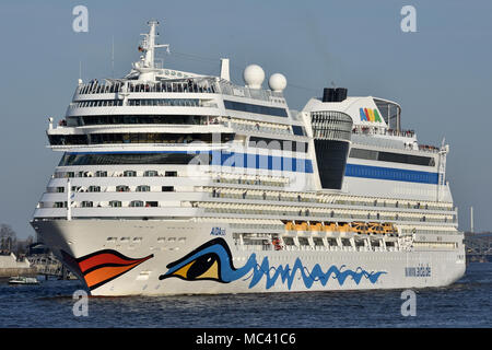 AIDAsol ausgehende aus Hamburg Cruise Terminal Stockfoto