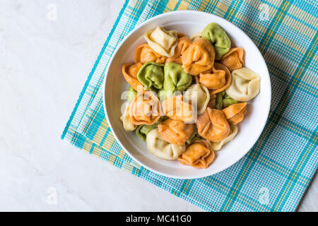 Tri bunte Tortellini Pasta/Bunt oder Farbenfroh Stockfoto