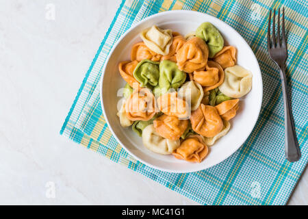 Tri bunte Tortellini Pasta/Bunt oder Farbenfroh Stockfoto