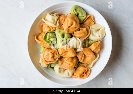 Tri bunte Tortellini Pasta/Bunt oder Farbenfroh Stockfoto