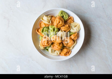 Tri bunte Tortellini Pasta/Bunt oder Farbenfroh Stockfoto