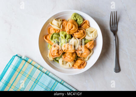 Tri bunte Tortellini Pasta/Bunt oder Farbenfroh Stockfoto