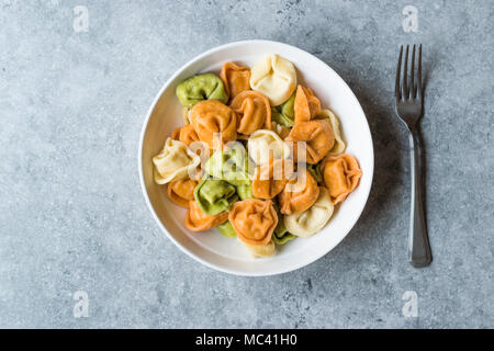 Tri bunte Tortellini Pasta/Bunt oder Farbenfroh Stockfoto