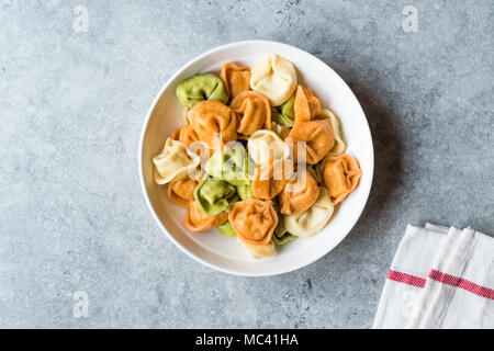 Tri bunte Tortellini Pasta/Bunt oder Farbenfroh Stockfoto