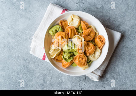 Tri bunte Tortellini Pasta/Bunt oder Farbenfroh Stockfoto