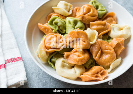 Tri bunte Tortellini Pasta/Bunt oder Farbenfroh Stockfoto