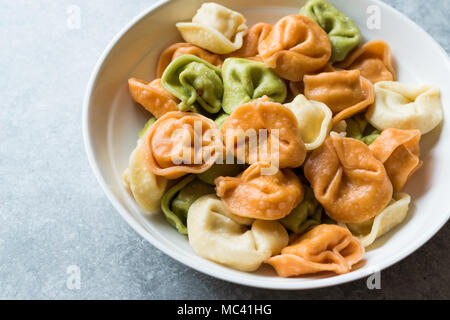 Tri bunte Tortellini Pasta/Bunt oder Farbenfroh Stockfoto