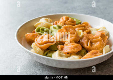 Tri bunte Tortellini Pasta/Bunt oder Farbenfroh Stockfoto
