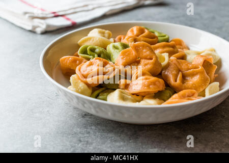Tri bunte Tortellini Pasta/Bunt oder Farbenfroh Stockfoto