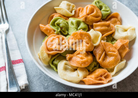Tri bunte Tortellini Pasta/Bunt oder Farbenfroh Stockfoto