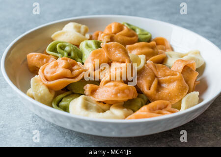 Tri bunte Tortellini Pasta/Bunt oder Farbenfroh Stockfoto