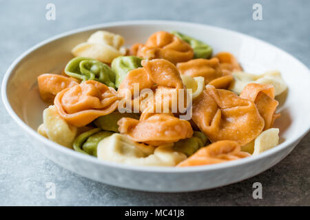 Tri bunte Tortellini Pasta/Bunt oder Farbenfroh Stockfoto