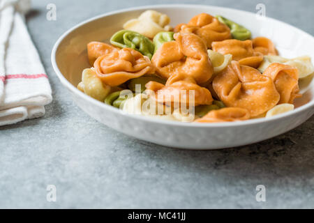 Tri bunte Tortellini Pasta/Bunt oder Farbenfroh Stockfoto