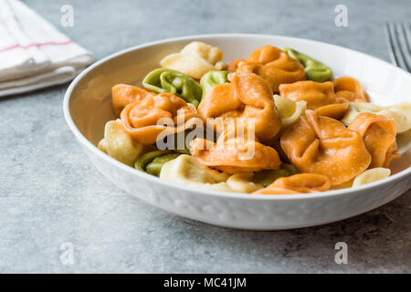 Tri bunte Tortellini Pasta/Bunt oder Farbenfroh Stockfoto