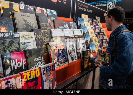 Eine junge Besucher gesehen Auswahl von Comics, Bücher zu kaufen. Eröffnung der 36. Barcelona International Comic Messe vom 12.-15. April 2018 in Fira Barcelona Montjuïc. Stockfoto