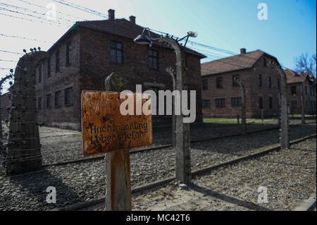 Das Haupttor des ehemaligen deutschen Konzentrationslager Auschwitz-Birkenau während der 'March der Lebenden" in Oswiecim. Die jährlichen März ehrt die Opfer des Holocaust im ehemaligen deutschen Vernichtungslager Auschwitz-Birkenau im südlichen Polen. Stockfoto