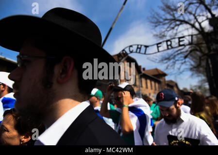 Teilnehmer am Haupttor des ehemaligen deutschen Konzentrationslager Auschwitz-Birkenau während der 'March der Lebenden" in Oswiecim gesehen. Die jährlichen März ehrt die Opfer des Holocaust im ehemaligen deutschen Vernichtungslager Auschwitz-Birkenau im südlichen Polen. Stockfoto