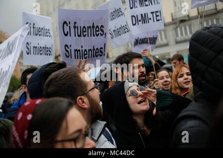 Protest der Studenten an der Puerta del Sol den Rücktritt des Präsidenten der Gemeinschaft von Madrid, Cristina Cifuentes zu verlangen, nach dem Lernen, dass Sie einen Master von der Universität Rey Juan Carlos - Urjc -, dass Sie noch nie durchgeführt und war in betrügerischer Weise gewährt. (Foto: Jose Cuesta/261/Cordon drücken). Cordon drücken Sie Stockfoto