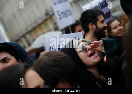 Protest der Studenten an der Puerta del Sol den Rücktritt des Präsidenten der Gemeinschaft von Madrid, Cristina Cifuentes zu verlangen, nach dem Lernen, dass Sie einen Master von der Universität Rey Juan Carlos - Urjc -, dass Sie noch nie durchgeführt und war in betrügerischer Weise gewährt. (Foto: Jose Cuesta/261/Cordon drücken). Cordon drücken Sie Stockfoto