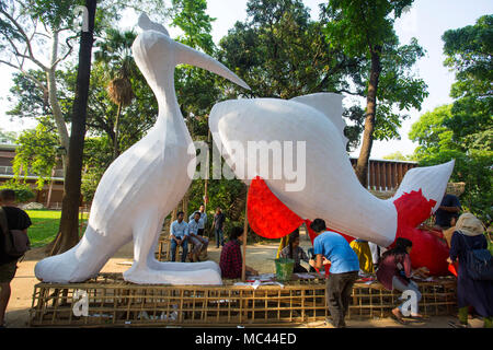 Dhaka, Bangladesch. 12 Apr, 2018. Der Universität von Dhaka Bildende Kunst (FFA) Student malt ein Wandbild zu bevorstehenden Bengali Neues Jahr 1425 in Dhaka feiern. Vorbereitungen für die Festlichkeiten Pahela Boishakh. Die Leute machen das Handwerk für die Feierlichkeiten. Pahela Boishakh (der erste Tag der Bangla Monat) können zurück zu den Ursprüngen während der Mughal Periode, als Kaiser Akbar der Bangla Kalender bei der Eintreibung der Steuern, während im Laufe der Zeit Teil der bengalischen Kultur und Tradition geworden rationalisieren eingeführt werden. Credit: Jahangir Alam Onuchcha/Alamy leben Nachrichten Stockfoto