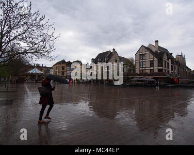 Troyes, Frankreich. 12. April 2018. Saisonale Wetter: bewölkt und nass am Morgen, gefolgt von einem sonnigen Nachmittag in der Stadt Troyes, Frankreich. Credit: James Bell/Alamy leben Nachrichten Stockfoto