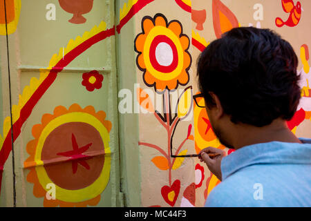 Dhaka, Bangladesch. 12 Apr, 2018. Der Universität von Dhaka Bildende Kunst (FFA) Student malt ein Wandbild zu bevorstehenden Bengali Neues Jahr 1425 in Dhaka feiern. Vorbereitungen für die Festlichkeiten Pahela Boishakh. Die Leute machen das Handwerk für die Feierlichkeiten. Pahela Boishakh (der erste Tag der Bangla Monat) können zurück zu den Ursprüngen während der Mughal Periode, als Kaiser Akbar der Bangla Kalender bei der Eintreibung der Steuern, während im Laufe der Zeit Teil der bengalischen Kultur und Tradition geworden rationalisieren eingeführt werden. Credit: Jahangir Alam Onuchcha/Alamy leben Nachrichten Stockfoto