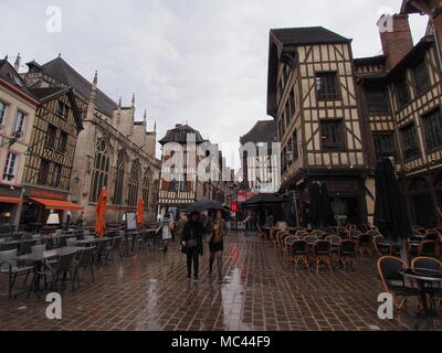 Troyes, Frankreich. 12. April 2018. Saisonale Wetter: bewölkt und nass am Morgen, gefolgt von einem sonnigen Nachmittag in der Stadt Troyes, Frankreich. Credit: James Bell/Alamy leben Nachrichten Stockfoto