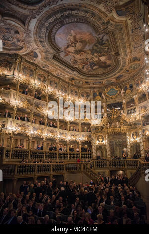 12 April 2018, Deutschland, Bayreuth: In der renovierten Opernhaus. Die Markgraefliche Opernhaus (Markgräfliches Opernhaus), die auf der UNESCO-Liste des Weltkulturerbes, hat nach Jahren der Restaurierung wieder eröffnet. Die Oper Artaserse" von Johann Adolph Hasse bei der Wiedereröffnung durchgeführt wird - wie es bei der Eröffnung im Jahre 1748 war. Foto: Nicolas Armer/dpa Stockfoto