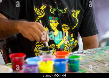 Dhaka, Bangladesch. 12 Apr, 2018. Der Universität von Dhaka Bildende Kunst (FFA) Student malt ein Wandbild zu bevorstehenden Bengali Neues Jahr 1425 in Dhaka feiern. Vorbereitungen für die Festlichkeiten Pahela Boishakh. Die Leute machen das Handwerk für die Feierlichkeiten. Pahela Boishakh (der erste Tag der Bangla Monat) können zurück zu den Ursprüngen während der Mughal Periode, als Kaiser Akbar der Bangla Kalender bei der Eintreibung der Steuern, während im Laufe der Zeit Teil der bengalischen Kultur und Tradition geworden rationalisieren eingeführt werden. Credit: Jahangir Alam Onuchcha/Alamy leben Nachrichten Stockfoto