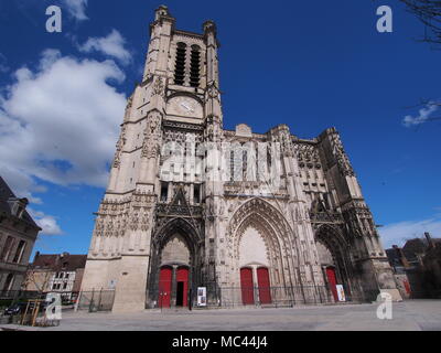 Troyes, Frankreich. 12. April 2018. Saisonale Wetter: bewölkt und nass am Morgen, gefolgt von einem sonnigen Nachmittag in der Stadt Troyes, Frankreich. Kathedrale von Troyes (Französisch: Cathédrale Saint-Pierre-et-Saint-Paul-de Troyes) ist eine römisch-katholische Kirche in der Stadt Troyes in der Champagne in Frankreich, im gotischen Baustil. Credit: James Bell/Alamy leben Nachrichten Stockfoto