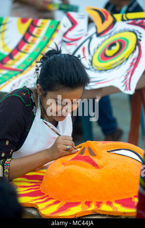 Dhaka, Bangladesch. 12 Apr, 2018. Der Universität von Dhaka Bildende Kunst (FFA) Student malt ein Wandbild zu bevorstehenden Bengali Neues Jahr 1425 in Dhaka feiern. Vorbereitungen für die Festlichkeiten Pahela Boishakh. Die Leute machen das Handwerk für die Feierlichkeiten. Pahela Boishakh (der erste Tag der Bangla Monat) können zurück zu den Ursprüngen während der Mughal Periode, als Kaiser Akbar der Bangla Kalender bei der Eintreibung der Steuern, während im Laufe der Zeit Teil der bengalischen Kultur und Tradition geworden rationalisieren eingeführt werden. Credit: Jahangir Alam Onuchcha/Alamy leben Nachrichten Stockfoto