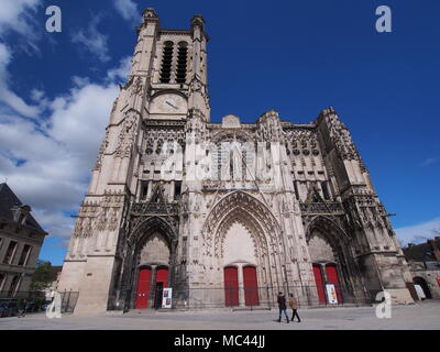 Troyes, Frankreich. 12. April 2018. Saisonale Wetter: bewölkt und nass am Morgen, gefolgt von einem sonnigen Nachmittag in der Stadt Troyes, Frankreich. Kathedrale von Troyes (Französisch: Cathédrale Saint-Pierre-et-Saint-Paul-de Troyes) ist eine römisch-katholische Kirche in der Stadt Troyes in der Champagne in Frankreich, im gotischen Baustil. Credit: James Bell/Alamy leben Nachrichten Stockfoto