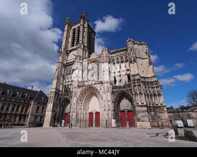 Troyes, Frankreich. 12. April 2018. Saisonale Wetter: bewölkt und nass am Morgen, gefolgt von einem sonnigen Nachmittag in der Stadt Troyes, Frankreich. Kathedrale von Troyes (Französisch: Cathédrale Saint-Pierre-et-Saint-Paul-de Troyes) ist eine römisch-katholische Kirche in der Stadt Troyes in der Champagne in Frankreich, im gotischen Baustil. Credit: James Bell/Alamy leben Nachrichten Stockfoto