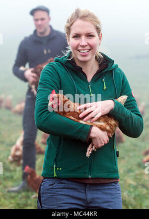 10. Januar 2018, Deutschland, Selow: Anna und Lukas Propp in eines der Felder für Hühner in Ihrer organischen Farm Hufe 8. Foto: Jens Büttner/dpa-Zentralbild/ZB Stockfoto