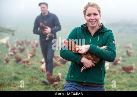 10. Januar 2018, Deutschland, Selow: Anna und Lukas Propp in eines der Felder für Hühner in Ihrer organischen Farm Hufe 8. Foto: Jens Büttner/dpa-Zentralbild/ZB Stockfoto