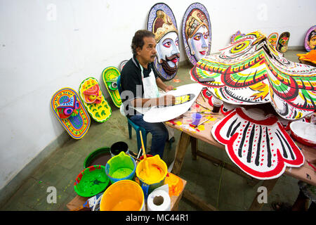 Dhaka, Bangladesch. 12 Apr, 2018. Der Universität von Dhaka Bildende Kunst (FFA) Student malt ein Wandbild zu bevorstehenden Bengali Neues Jahr 1425 in Dhaka feiern. Vorbereitungen für die Festlichkeiten Pahela Boishakh. Die Leute machen das Handwerk für die Feierlichkeiten. Pahela Boishakh (der erste Tag der Bangla Monat) können zurück zu den Ursprüngen während der Mughal Periode, als Kaiser Akbar der Bangla Kalender bei der Eintreibung der Steuern, während im Laufe der Zeit Teil der bengalischen Kultur und Tradition geworden rationalisieren eingeführt werden. Credit: Jahangir Alam Onuchcha/Alamy leben Nachrichten Stockfoto