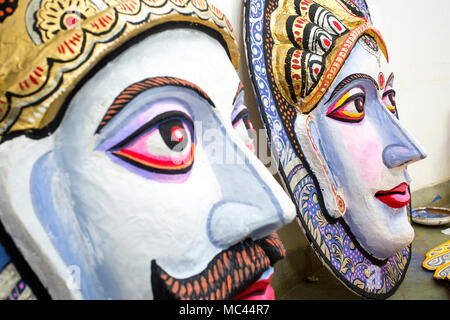 Dhaka, Bangladesch. 12 Apr, 2018. Der Universität von Dhaka Bildende Kunst (FFA) Student malt ein Wandbild zu bevorstehenden Bengali Neues Jahr 1425 in Dhaka feiern. Vorbereitungen für die Festlichkeiten Pahela Boishakh. Die Leute machen das Handwerk für die Feierlichkeiten. Pahela Boishakh (der erste Tag der Bangla Monat) können zurück zu den Ursprüngen während der Mughal Periode, als Kaiser Akbar der Bangla Kalender bei der Eintreibung der Steuern, während im Laufe der Zeit Teil der bengalischen Kultur und Tradition geworden rationalisieren eingeführt werden. Credit: Jahangir Alam Onuchcha/Alamy leben Nachrichten Stockfoto