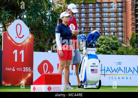 April 12, 2018 - Mo Martin und ihr caddie gehen über das Birdie auf der 11 Loch T-Stück Kasten in der zweiten Runde der Lotte Meisterschaft durch Hershey dargestellt an Ko Olina Golf Club in Kapolei, HI Stockfoto