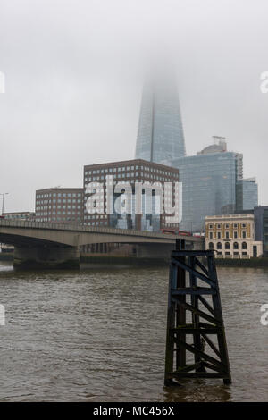 Der Shard, London, UK. 12 Apr, 2018. UK Wetter, 12 April, 2018, London, UK. Der Shard Bürogebäude in Central London mit den Oberen in der niedrigen Wolken, die über der Stadt hängen haben alle Woche gewesen. Frühling in der Hauptstadt noch nicht entstanden und der anhaltend regen und Wolken erweisen sich als schwer zu bewegen. Der Frühling erweist sich als illusorisch zu sein als der nasseste und die meisten trüb und verhangen Feder für Jahre mit niedrigen Wolken über die Skyline der Stadt weiterhin besteht. Quelle: Steve Hawkins Fotografie/Alamy leben Nachrichten Stockfoto