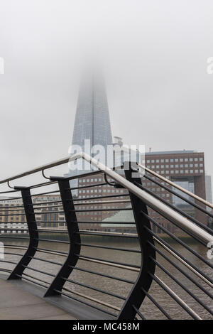 Der Shard, London, UK. 12 Apr, 2018. UK Wetter, 12 April, 2018, London, UK. Der Shard Bürogebäude in Central London mit den Oberen in der niedrigen Wolken, die über der Stadt hängen haben alle Woche gewesen. Frühling in der Hauptstadt noch nicht entstanden und der anhaltend regen und Wolken erweisen sich als schwer zu bewegen. Der Frühling erweist sich als illusorisch zu sein als der nasseste und die meisten trüb und verhangen Feder für Jahre mit niedrigen Wolken über die Skyline der Stadt weiterhin besteht. Quelle: Steve Hawkins Fotografie/Alamy leben Nachrichten Stockfoto