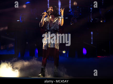 09 April 2018, Deutschland, Frankfurt: Österreichische Sängerin Conchita Wurst führt auf der Bühne während der Live Entertainment Award in der Festhalle Frankfurt Venue. Foto: Andreas Arnold/dpa Stockfoto