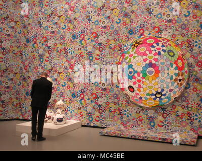 09 April 2018, Frankreich, Paris: Ein Besucher schaut sich die Kunstwerke mit dem Titel 'Blume Kugel' und 'Max & Shimon" durch die japanischen Künstler Takashi Murakami während der Ausstellung 'Au Diapason du Monde" (Lit. Im Einklang mit der Welt) in der Fondation Louis Vuitton Veranstaltungsort. Die Ausstellung läuft bis zum 27. August. Foto: Sabine Glaubitz/dpa Stockfoto