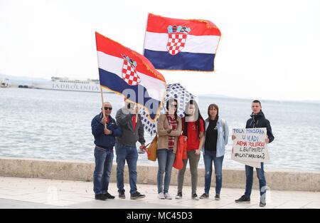 Split, Kroatien. 12 Apr, 2018. Die Demonstranten versammeln sich gegen die Ratifizierung des Übereinkommens des Europarats über die Verhütung und Bekämpfung von Gewalt gegen Frauen und häuslicher Gewalt (Istanbul) in Split, Kroatien, 12. April 2018 zu protestieren. Über 15.000 Menschen in der zweitgrößte Stadt Kroatiens Split am Donnerstag versammelten sich die Ratifizierung des Übereinkommens von Istanbul, die das kroatische Parlament gemeint ist am Freitag zu protestieren. Credit: Ivo Cagalj/Xinhua/Alamy leben Nachrichten Stockfoto