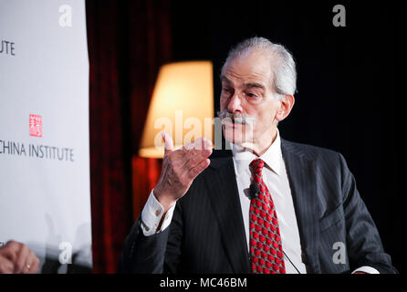 New York, USA. 12 Apr, 2018. John Lipsky, Distinguished Scholar, School of Advanced International Studies, Johns Hopkins University, spricht auf einer Podiumsdiskussion, die Teil des China Institute Executive Summit 2018, "U.S.-China Business in der Neuen Weltordnung", in New York, USA, am 12. April 2018. Die USA einseitige Slapping steile Tarife auf Chinas waren in der Regel untergräbt - multilaterale Handelsregelung, die für das globale Wachstum entscheidend wurde, sagte Joseph Stiglitz. Credit: Wang Ying/Xinhua/Alamy leben Nachrichten Stockfoto