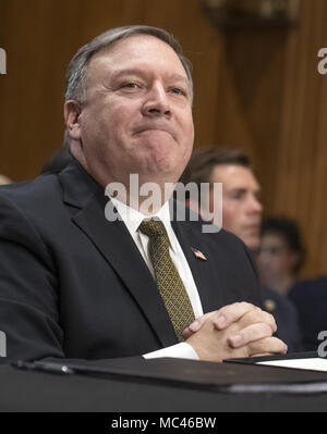 Washington, District of Columbia, USA. 12 Apr, 2018. CIA-Direktor Mike POMPEO zeugt von seiner Nominierung in die Vereinigten Staaten Staatssekretär vor dem US-Senatsausschuss für Auswärtige Beziehungen auf dem Capitol Hill am Donnerstag Credit: Ron Sachs/CNP/ZUMA Draht/Alamy leben Nachrichten Stockfoto